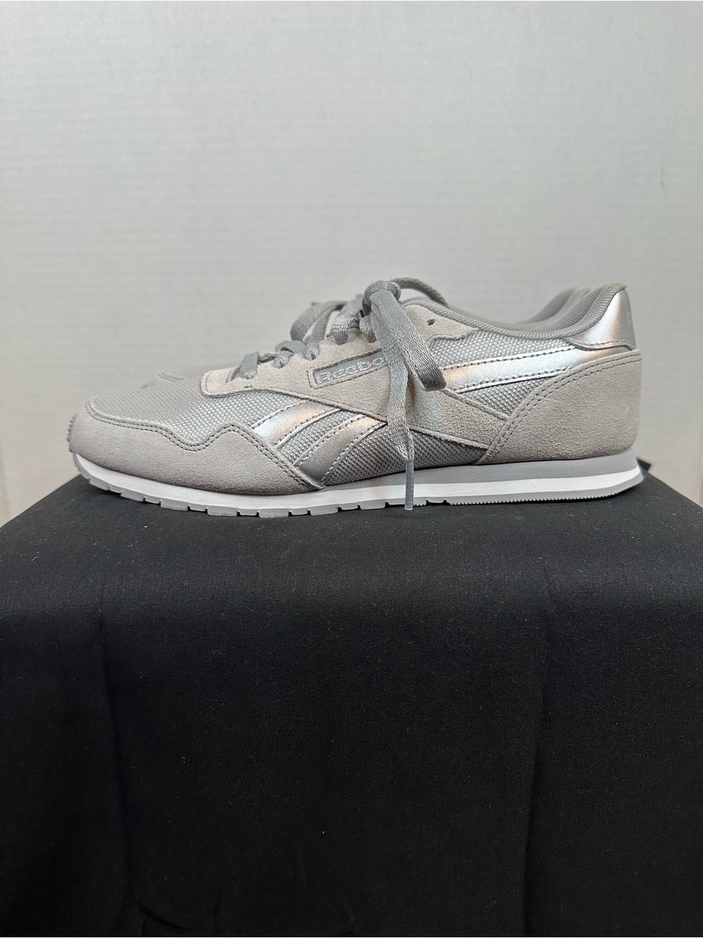 Reebok Women Light Gray Retro Lace-Up Sneakers, Foam lite, size 8 - Picture 3 of 9